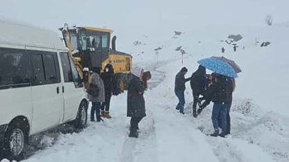 2600 rakımlı bölgede karda mahsur kalan yolcuları belediye ekibi kurtardı