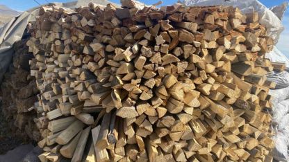 Patnos’ta kış yaklaşırken odun istifleme çalışmaları hız kazandı