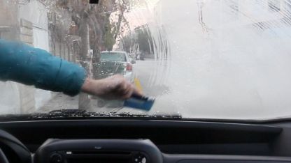 Erzincan’da soğuk hava etkili oldu: Araç camları buz tuttu