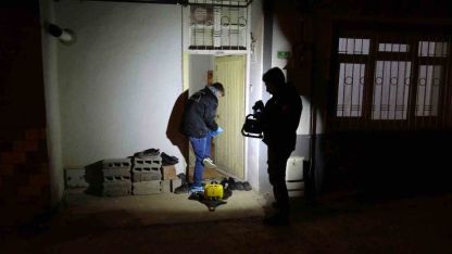 Sofra bezi silkelerken düşerek yaralanan ve kalbi duran kadın hayata döndürüldü