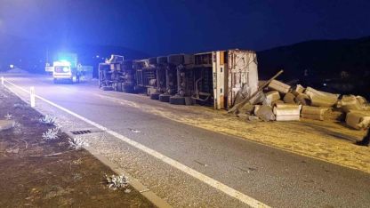 Bingöl’de saman yüklü kamyon devrildi