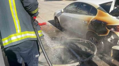 Çöpe atılan yanıcı madde otomobili yaktı