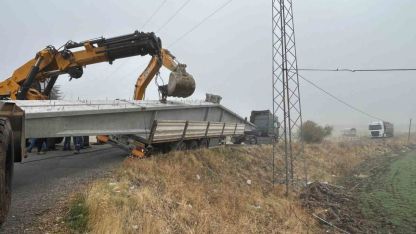 Bingöl’de virajı alamayan tır yan yattı