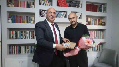 Van’da bıçaklı saldırıda yaralanan öğretmene moral ziyareti