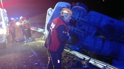 Elazığ’da bariyerlere çarpan kamyon devrildi: 1 yaralı