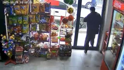 Kapıyı fark etmedi, kafasıyla camı kırdı