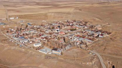 Van’ın Özalp ilçesinde simetrik yapılar sonbahar güzelliğiyle büyülüyor