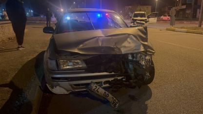 Erzincan’da iki araç kafa kafaya çarpıştı: 3 yaralı