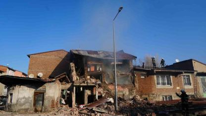 Erzurum’da doğalgaz patlaması: 2 ev çöktü, 1 yaralı