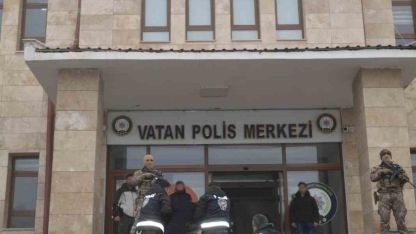 Muş’ta firari 2 şüpheli suç aleti silahla yakalanarak tutuklandı