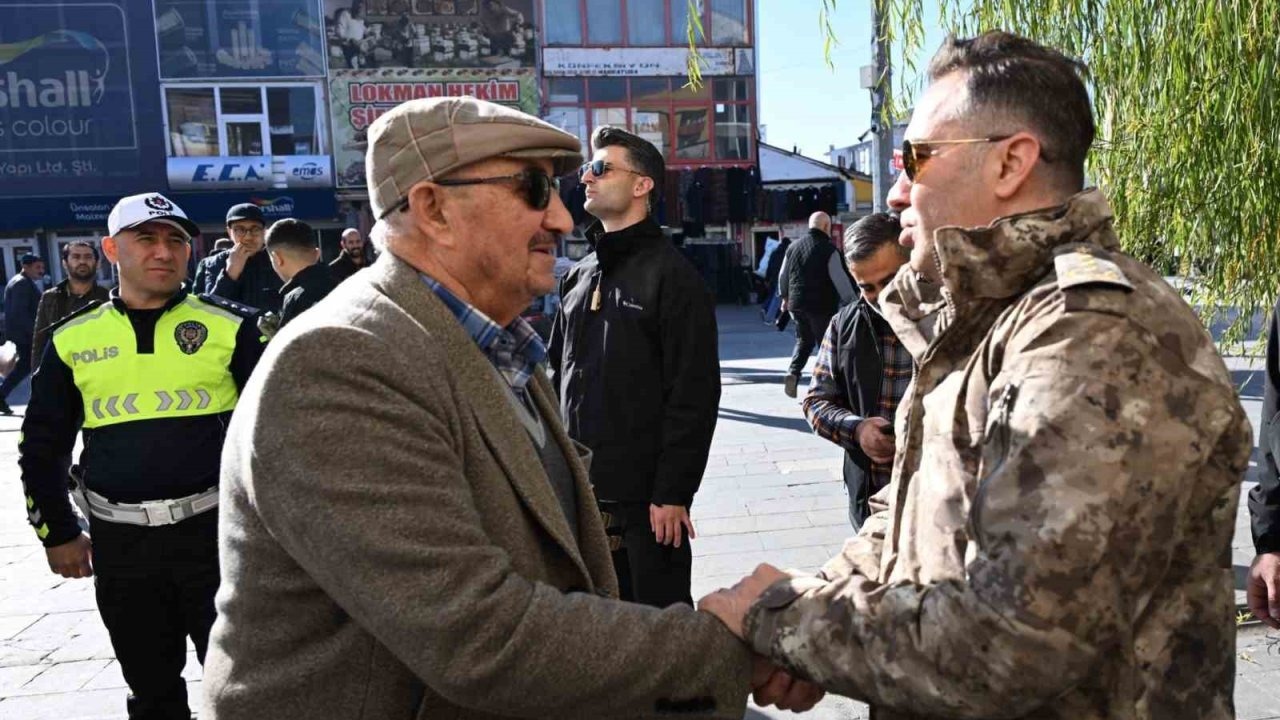 Ağrı Emniyet Müdürü Önder, Eski Van Caddesi’nde trafik denetimlerinde bulundu