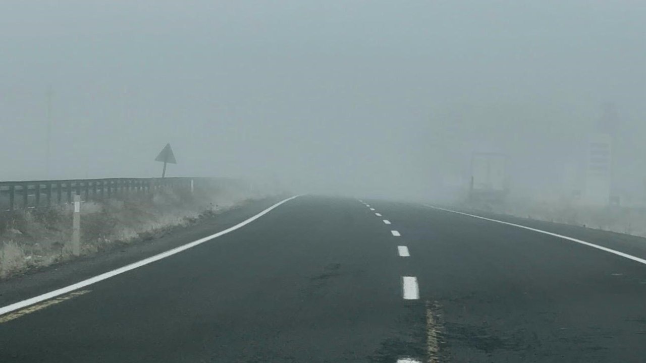 Ağrı’nın Patnos ilçesinde yoğun sis ulaşımı olumsuz etkiliyor
