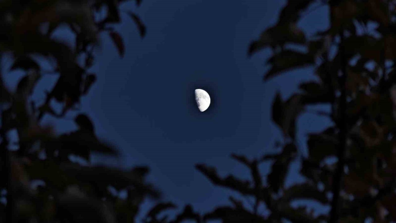 Ahlat’ta yarım ay manzarası hayran bıraktı