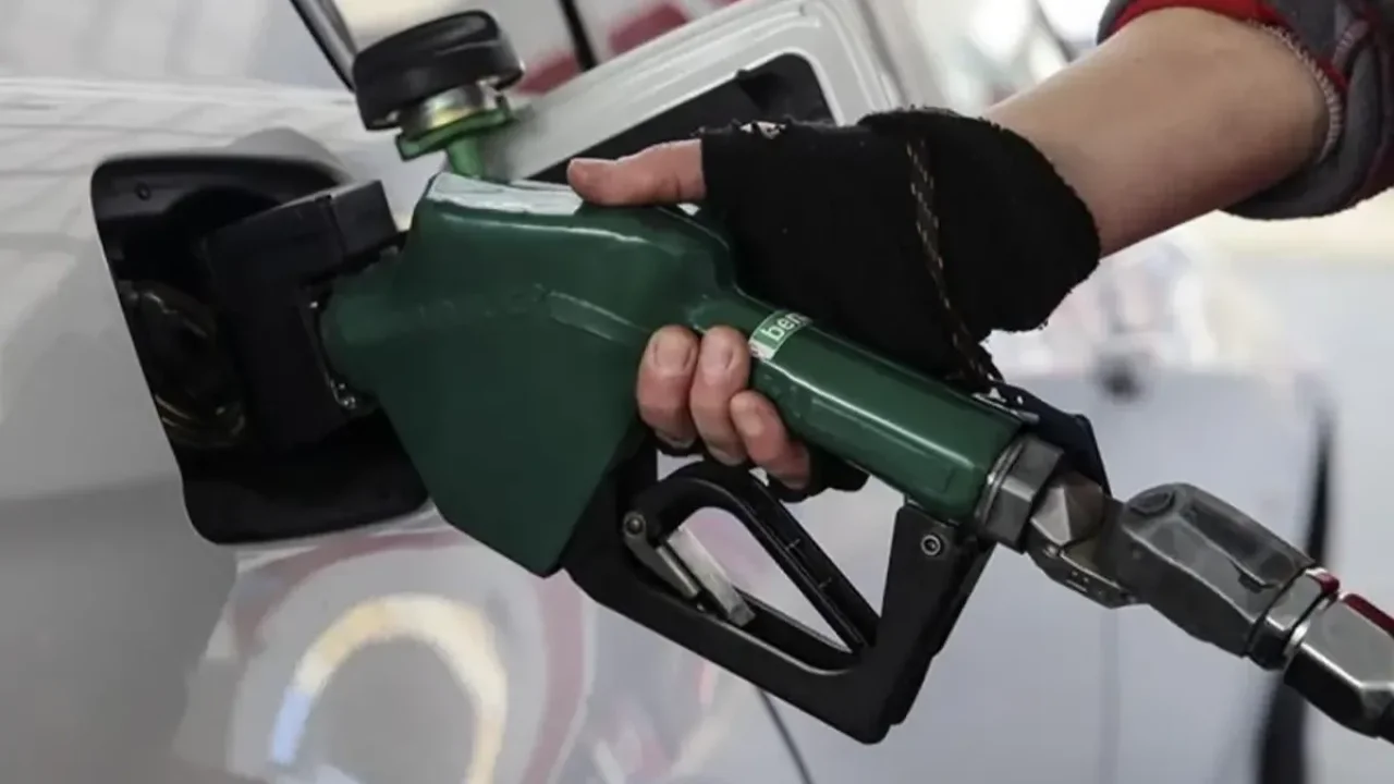 Akaryakıta bir zam daha! Psikolojik sınıra dayandı