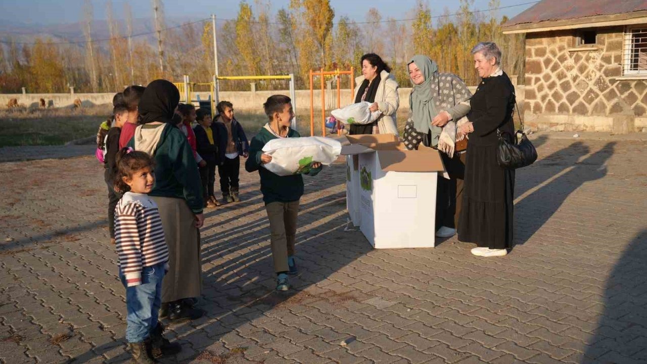 Almanya’dan Muş’a gönülleri ısıtan yardım: Bin çocuğa kışlık yardım