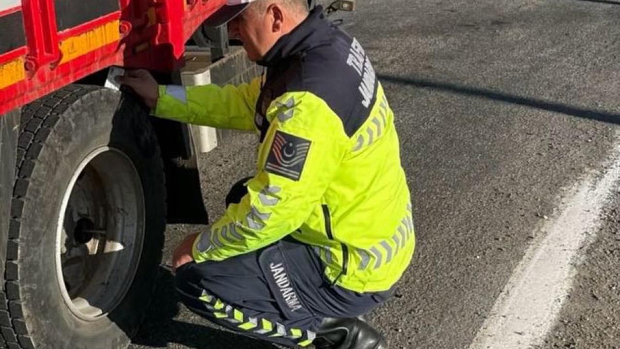 Ardahan Jandarması kış lastiği denetimlerini sıklaştırdı