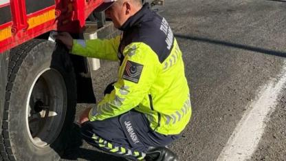 Ardahan Jandarması kış lastiği denetimlerini sıklaştırdı
