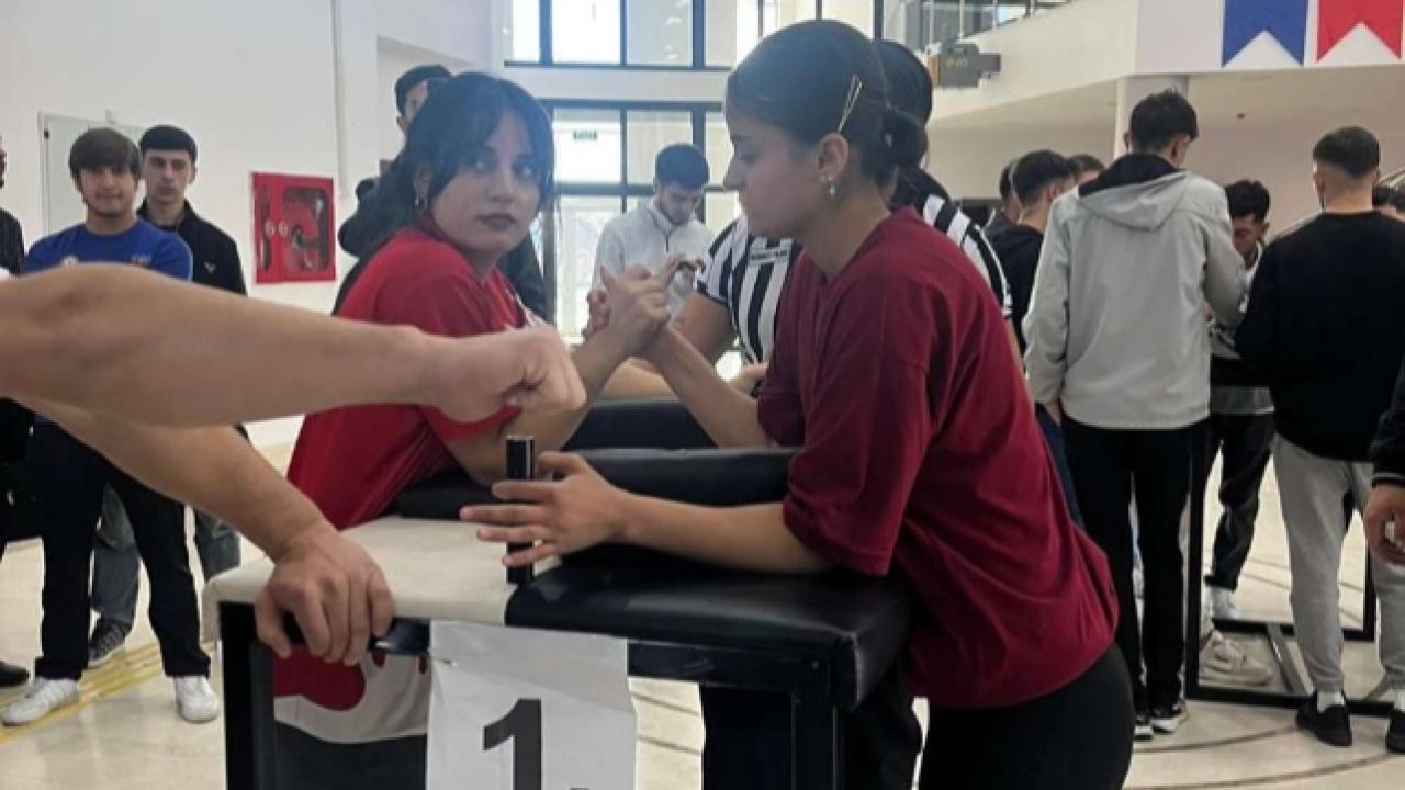 Ardahan Üniversitesi&#039;nde bilek güreşi heyecanı