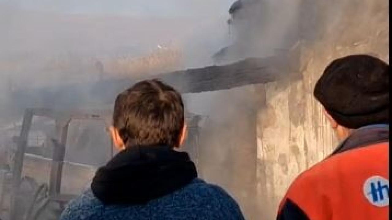 Ardahan’da korkutan yangın: 2 traktör ve ekipmanlar kül oldu