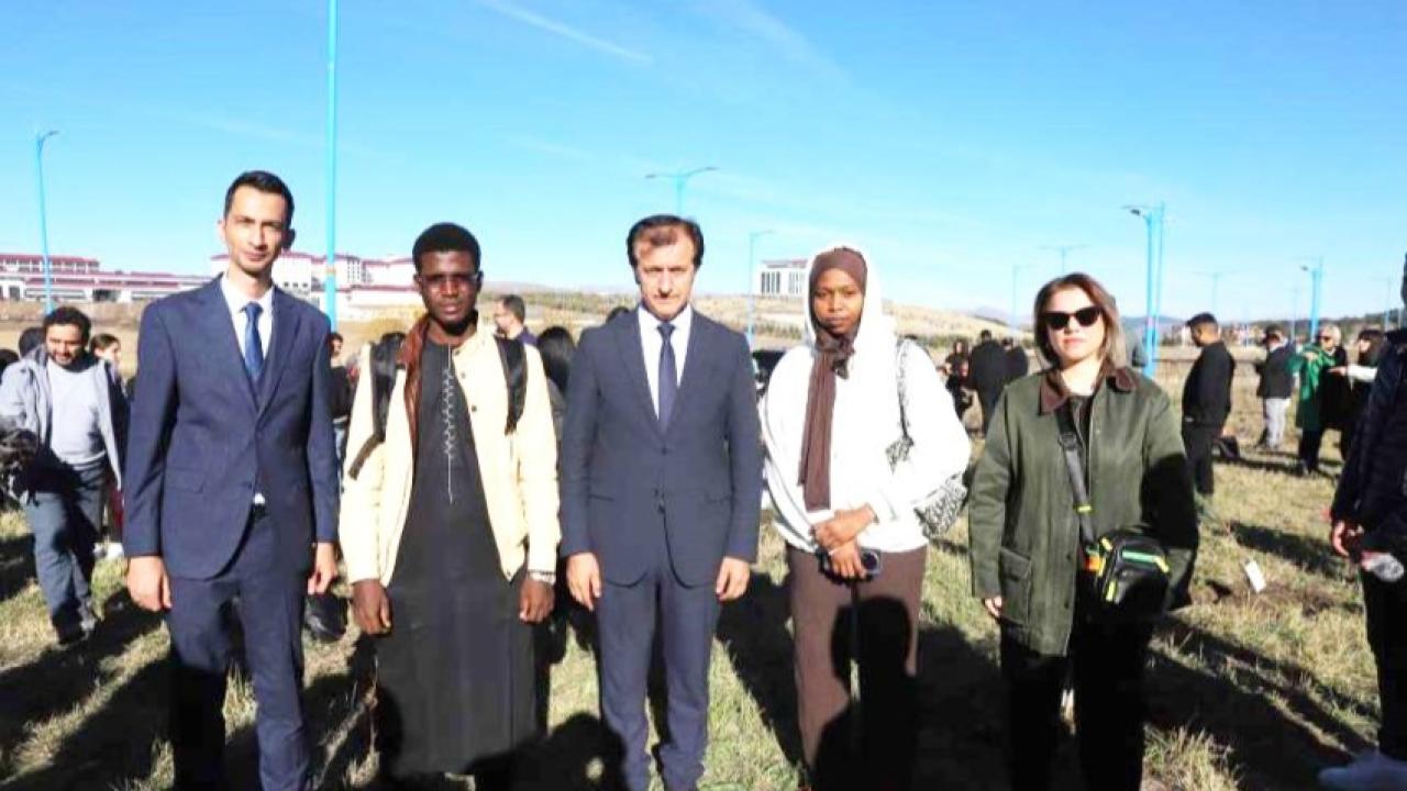 ARÜ’de fidanlar toprakla buluştu