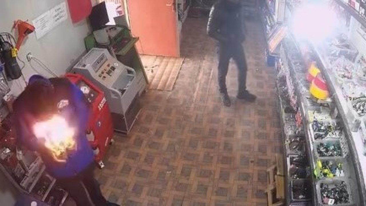 Çakmağı çakınca yüzü alevlerin arasında kaldı: o anlar kamerada