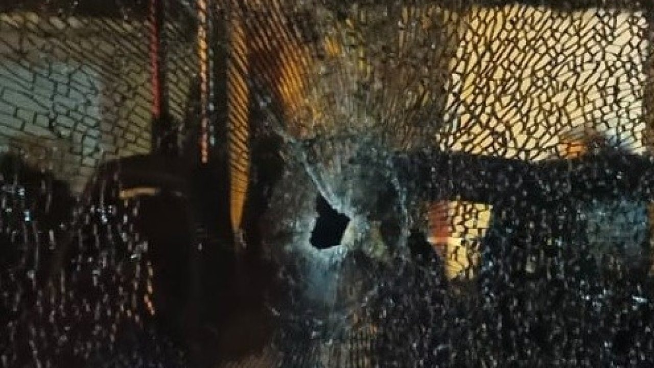 Çok sayıda yolcunun bulunduğu otobüse silahlı saldırı anı kamerada