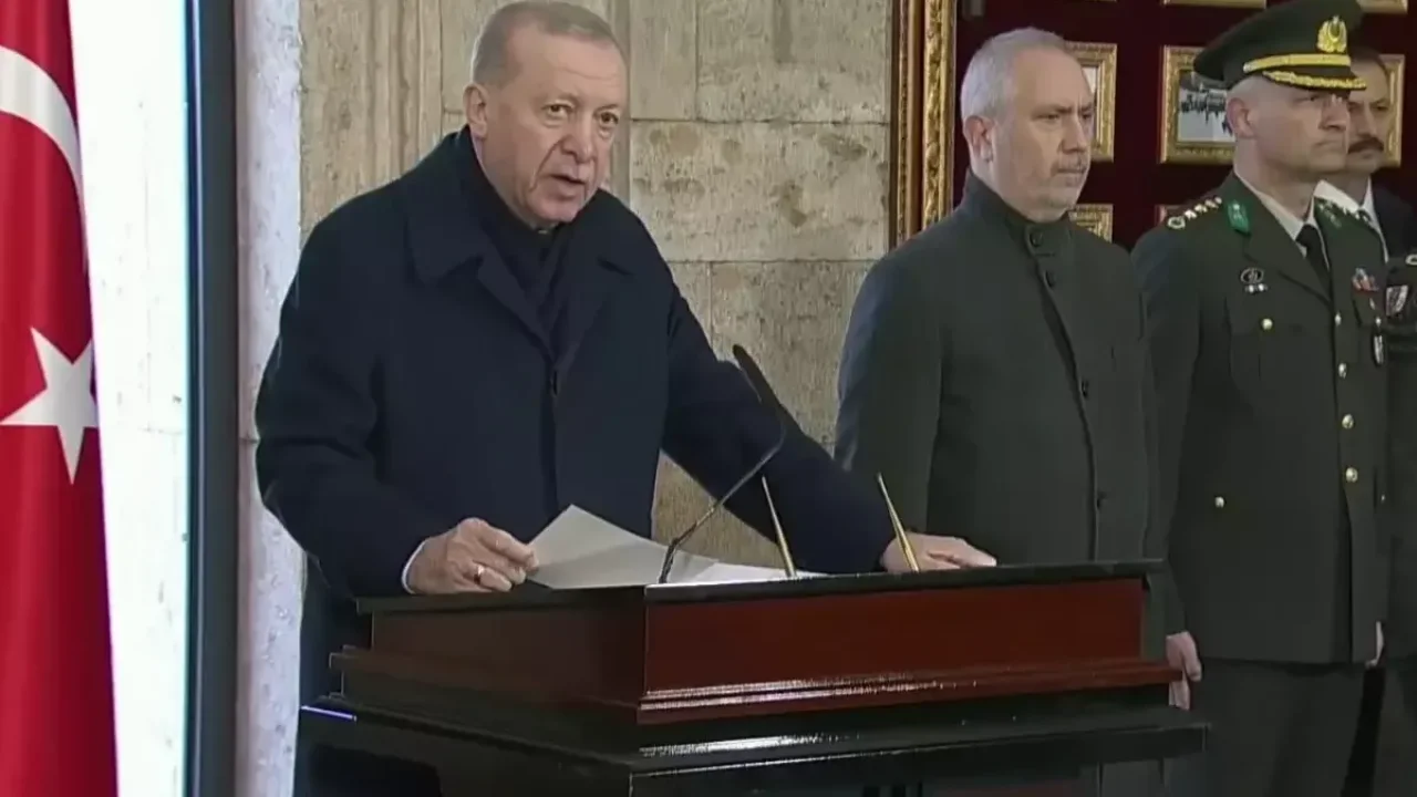 Cumhurbaşkanı Erdoğan, Anıtkabir&#039;de! İşte Özel Defter&#039;e yazdığı not