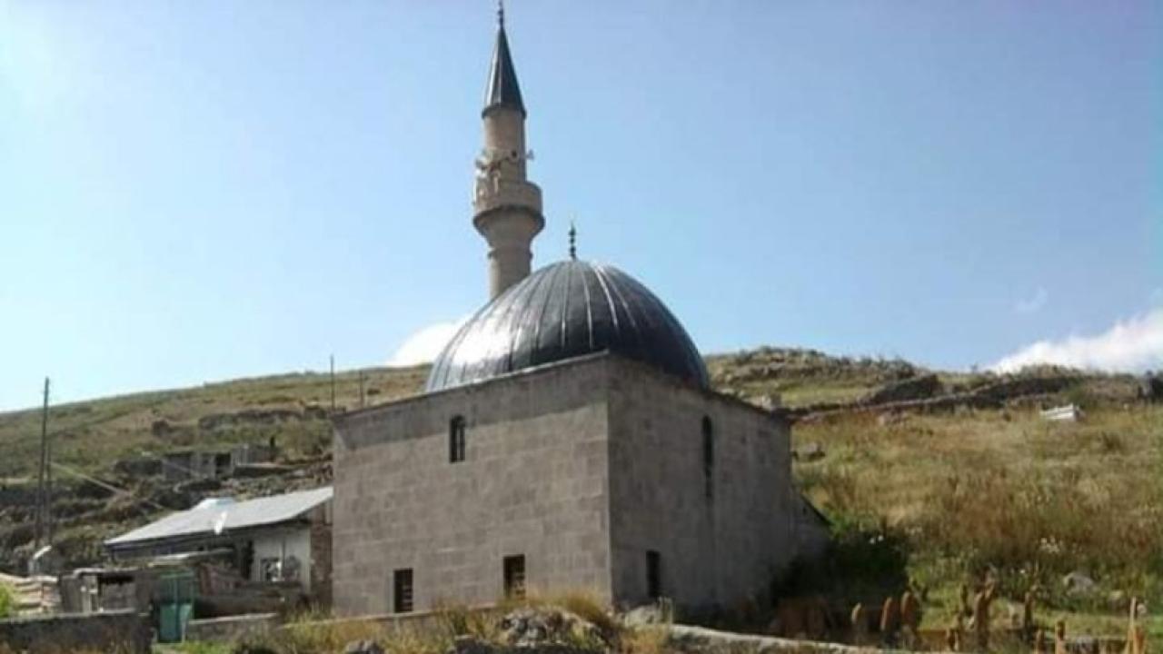 Dedeşen’deki tarihi cami kaderine terk edildi