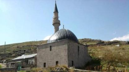 Dedeşen’deki tarihi cami kaderine terk edildi