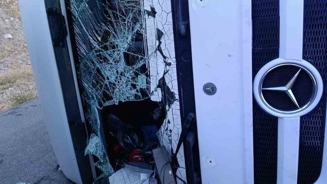 Devrilen tırın sürücüsü yaralandı