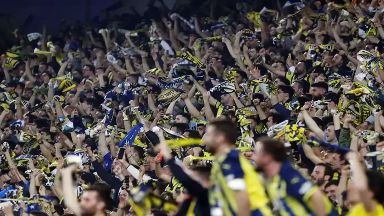 Dünya devinden Fenerbahçe&#039;nin yıldızına teklif! Bir saniye düşünmeden yanıtladı