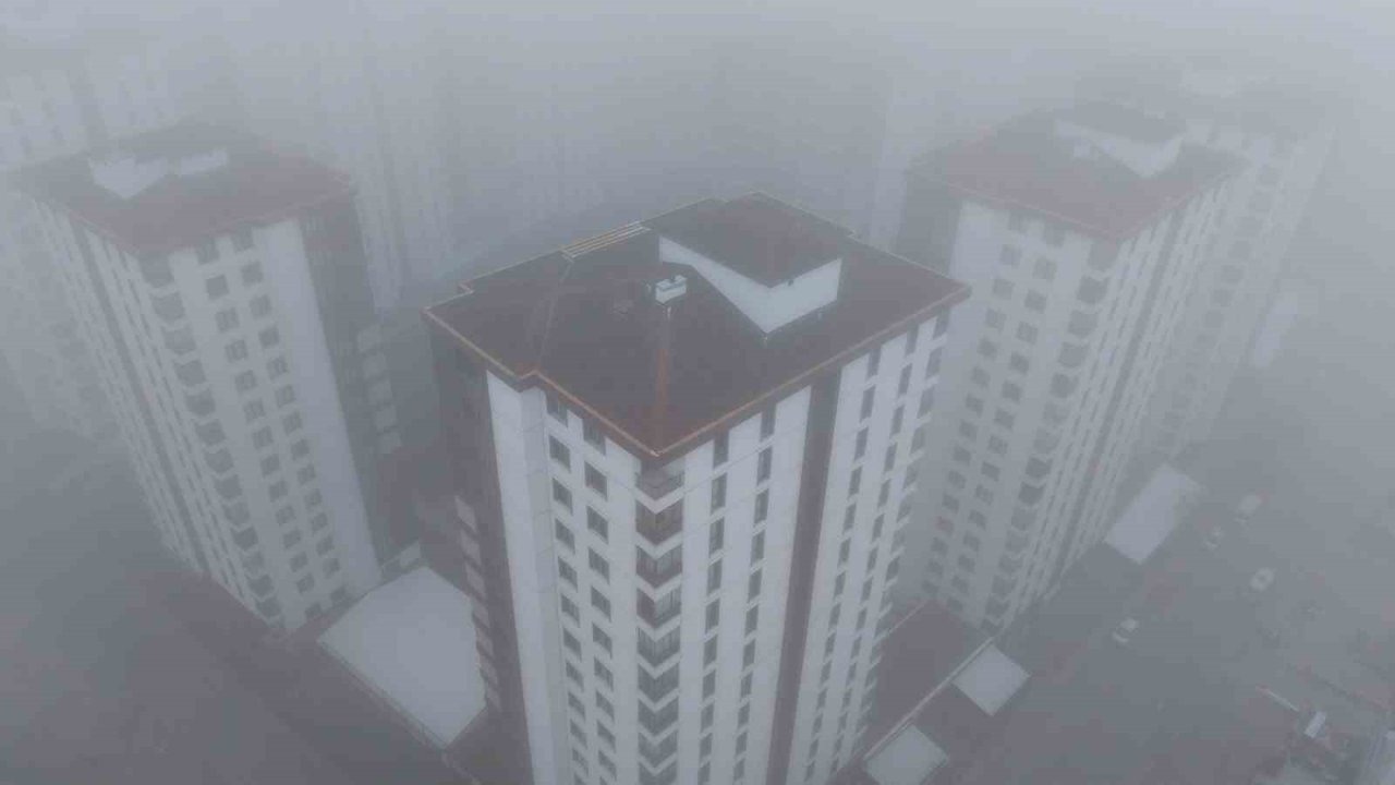 Elazığ’da 200 metreden şehir sis içinde kayboldu