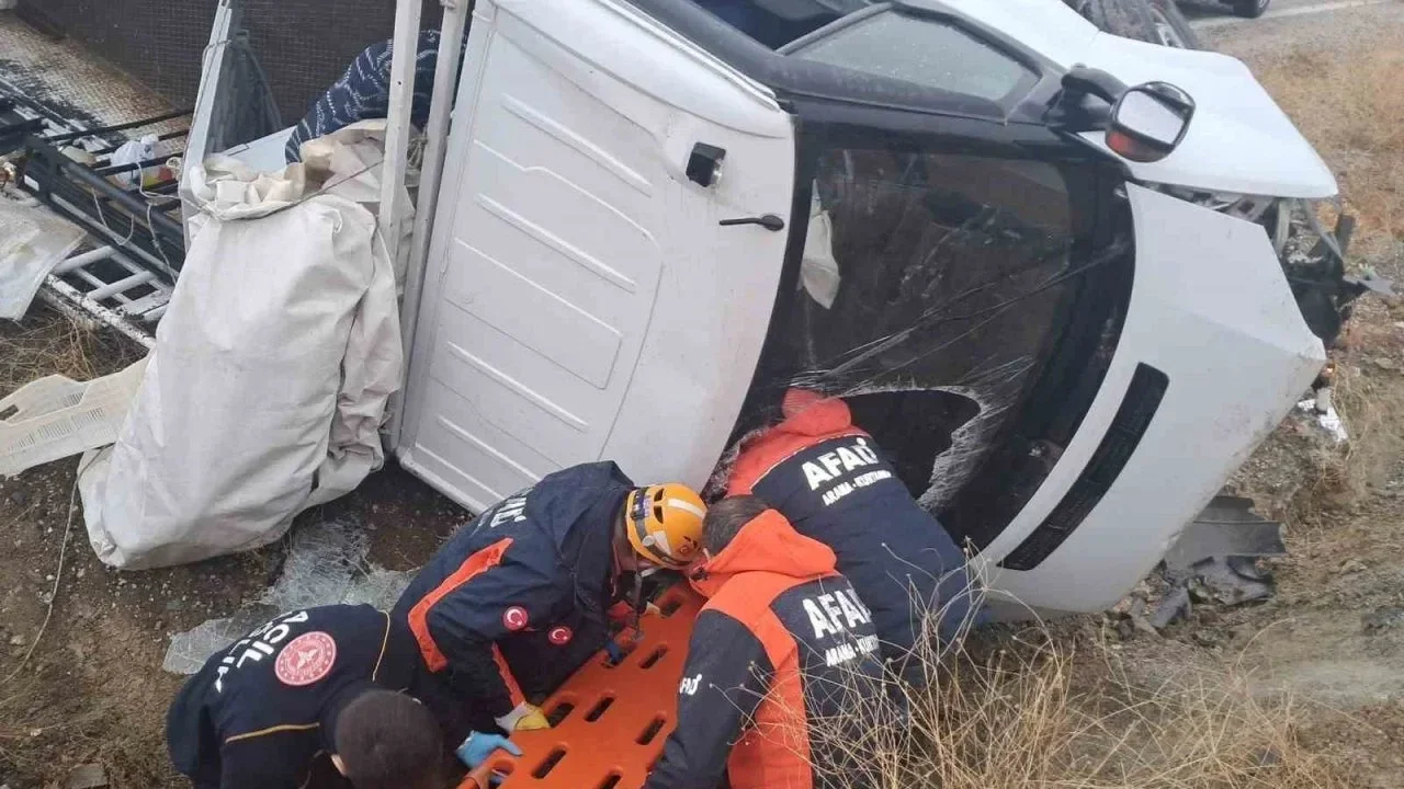 Elazığ’da kamyonet şarampole uçtu