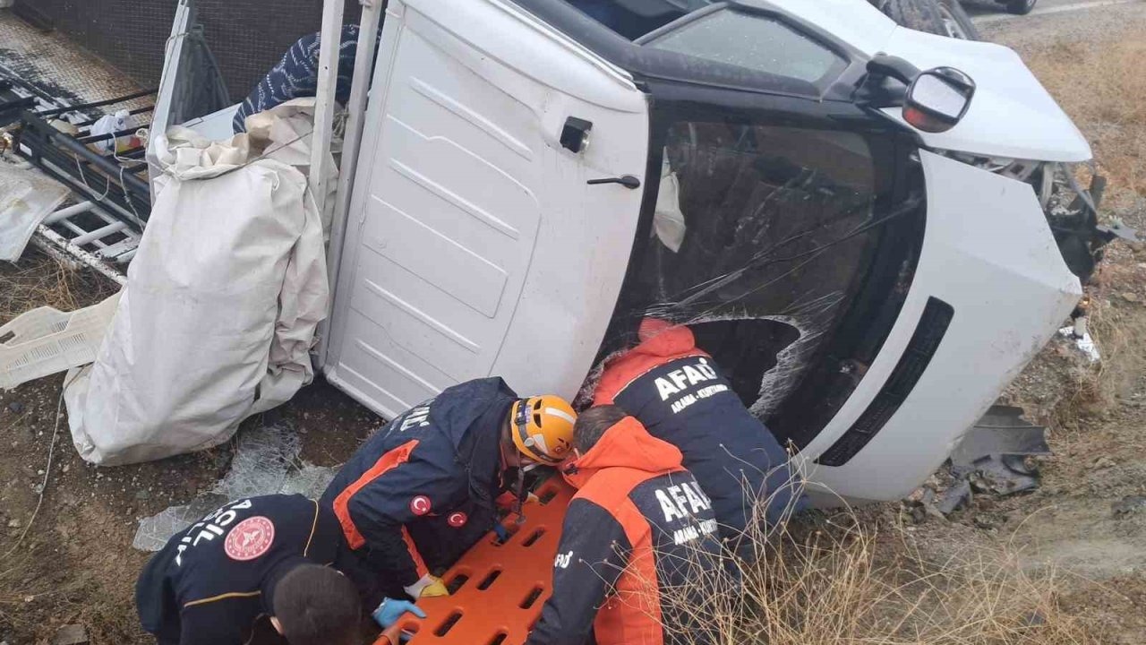 Elazığ’da pikap şarampole uçtu: 2 yaralı