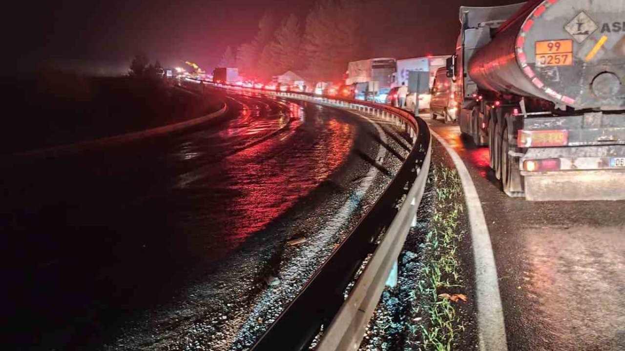 Elazığ’da tır devrildi: Kilometrelerce araç kuyruğu oluştu