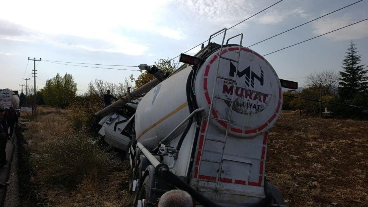 Elazığ’da tır elektrik direğine çarptı: 1 yaralı