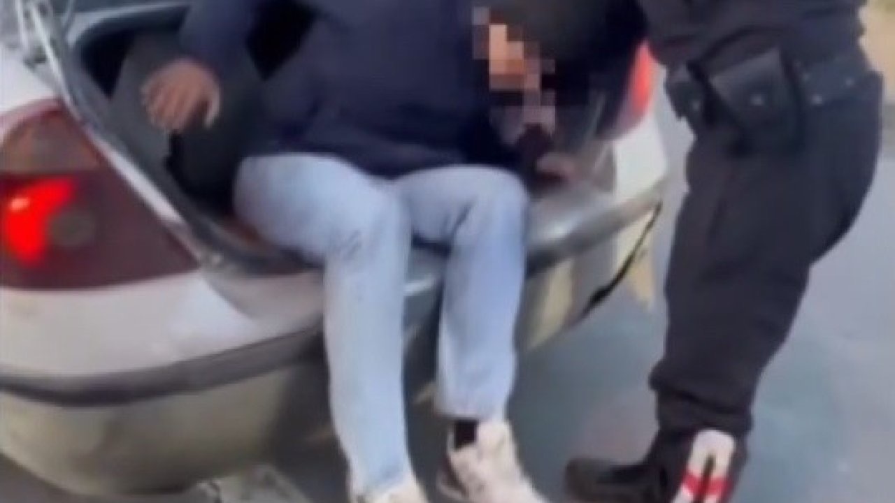 Erzincan’da otomobilin bagajında 2 kaçak göçmen yakalandı