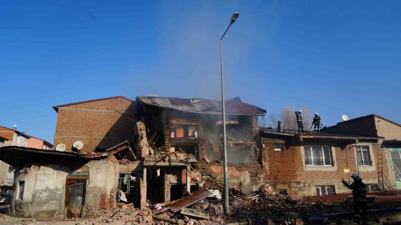 Erzurum’da doğalgaz patlaması: 2 ev çöktü, 1 yaralı