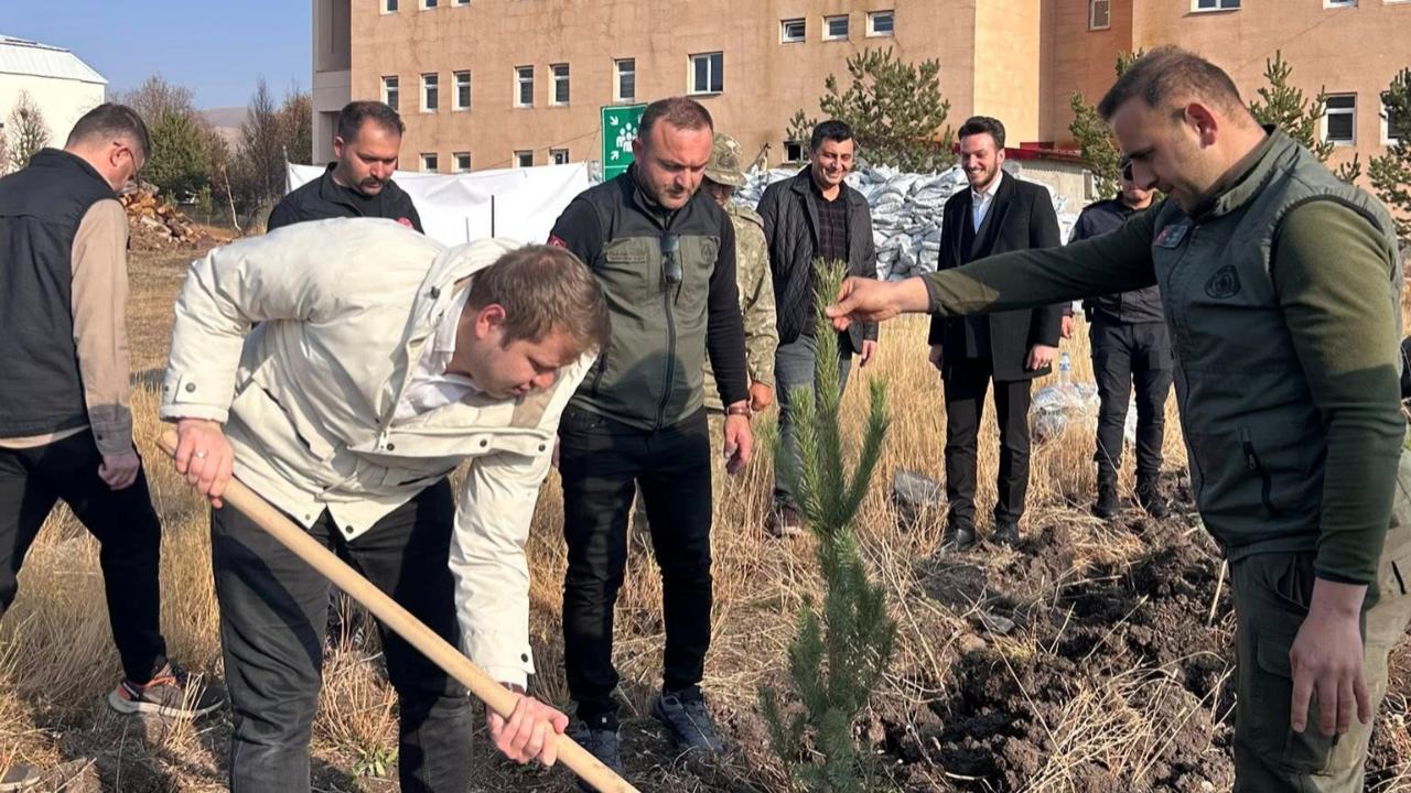 Fidan dikerken, geleceğe umut ekersin