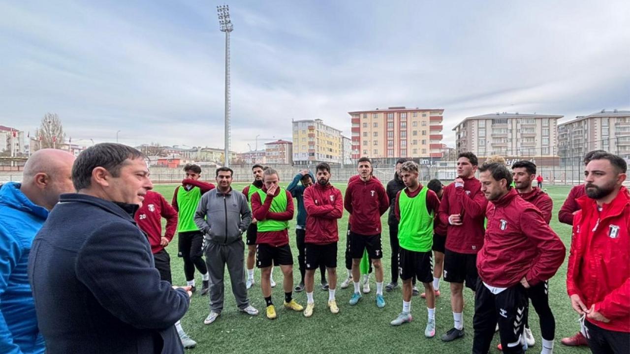 Gençlik ve Spor Müdürü Uzuner, Serhat Ardahansporlu futbolculara moral verdi