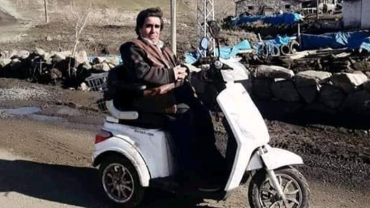 Göle’de engelli vatandaşın hayat mücadelesi: Akülü araba almak için kazlarını satışa çıkardı