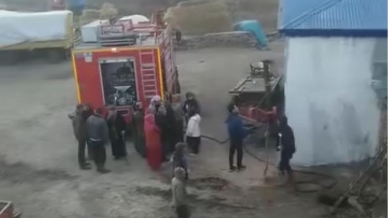 Göle&#039;de sabah saatlerinde korkutan ahır yangını