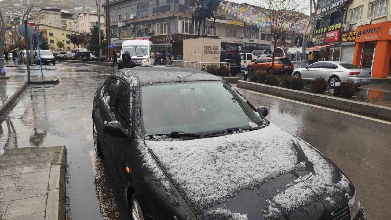 Hakkari’de merkezde yağmur, yüksek kesimlerde kar etkili oldu