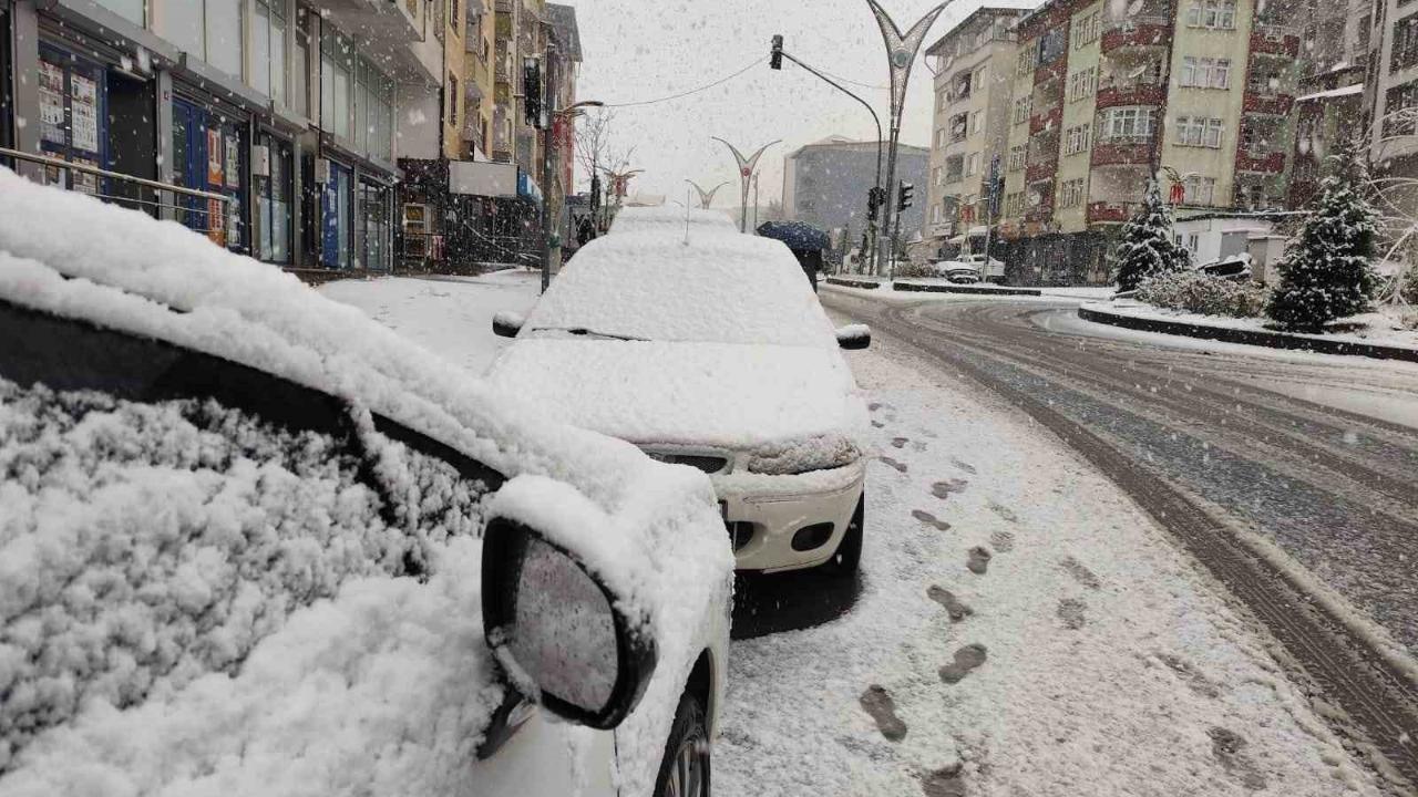 Hakkari’de mevsimin ilk karı yağdı