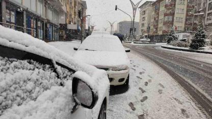 Hakkari’de mevsimin ilk karı yağdı