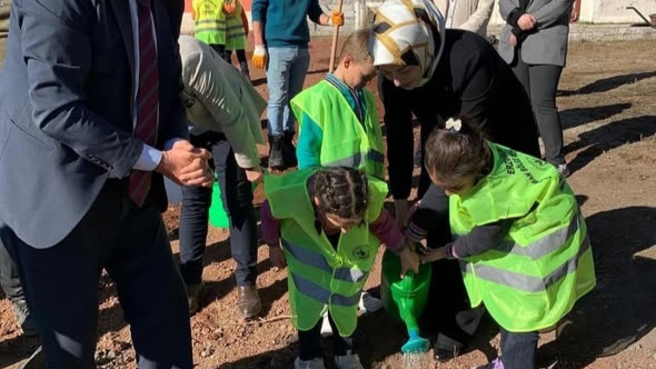 Hanak&#039;ta minik eller geleceğe nefes oldu