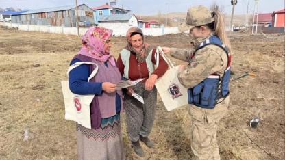Jandarma ekipleri, Köylerde KADES’i anlatıyor