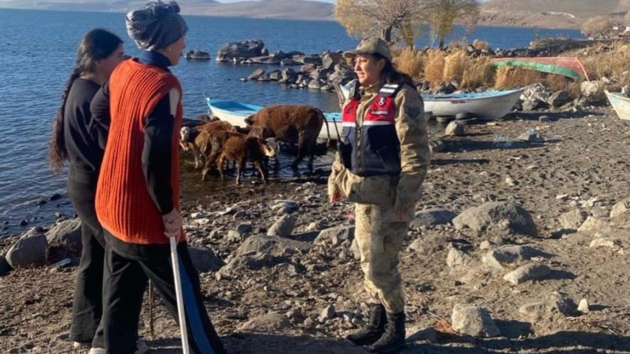 Jandarma kapı kapı dolaşarak vatandaşı bilgilendiriyor