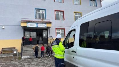 Jandarma trafik ekipleri okul önlerinde denetimleri artırdı