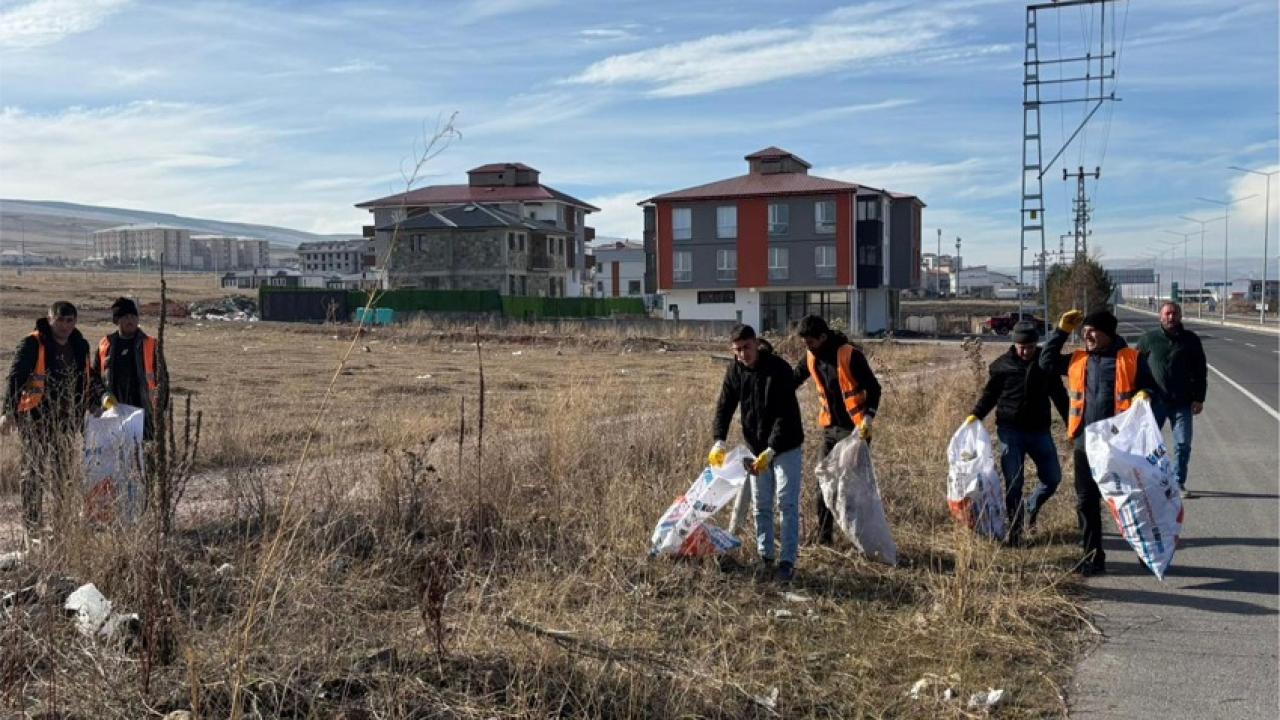 Karayolları ekipleri çöpleri elleriyle topladı